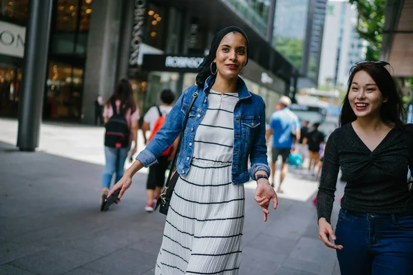 Dva Přátelé Chodí Šťastně Povídají Jasném Letním Dni Orchard Road — Stock fotografie