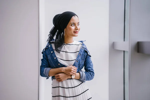 Jovem Elegante Atraente Mulher Muçulmana Malaia Vestindo Vestido Jaqueta Jeans — Fotografia de Stock