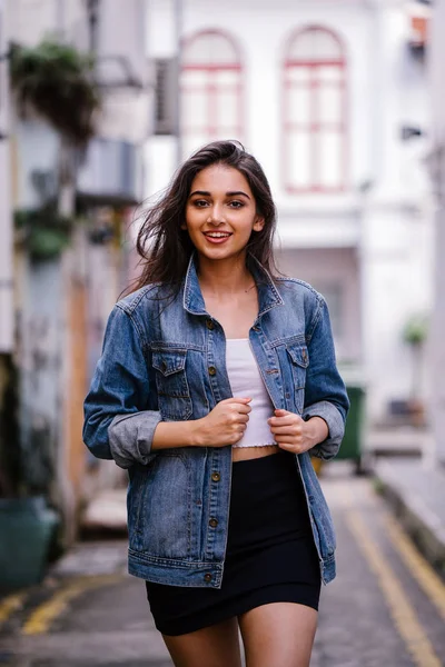 Alta Jovem Elegante Mulher Indiana Asiática Andando Por Beco Cidade — Fotografia de Stock