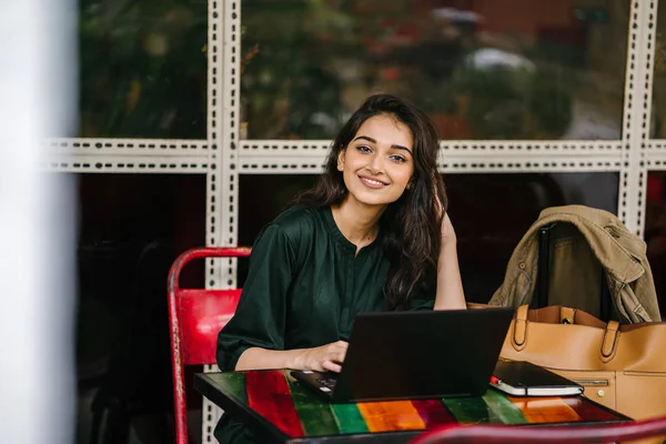 Молодий Студент Індійська Азіатські Жінки Вивчення Працює Над Портативний Комп — стокове фото