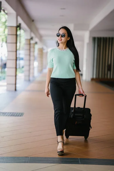 Een Jonge Aziatische Vrouw Trekt Haar Koffer Bagage Aantrekkelijk Elegant — Stockfoto