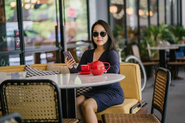 Retrato Una Joven Atractiva Elegante Hermosa Mujer Asiática Sentada Aire — Foto de Stock