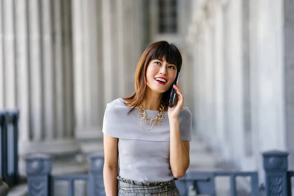 Retrato Una Atractiva Segura Exitosa Mujer Asiática China Ella Está —  Fotos de Stock