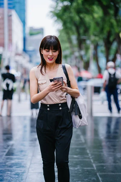 Young Attractive Chinese Asian Woman Using Her Smartphone — Stock Photo, Image