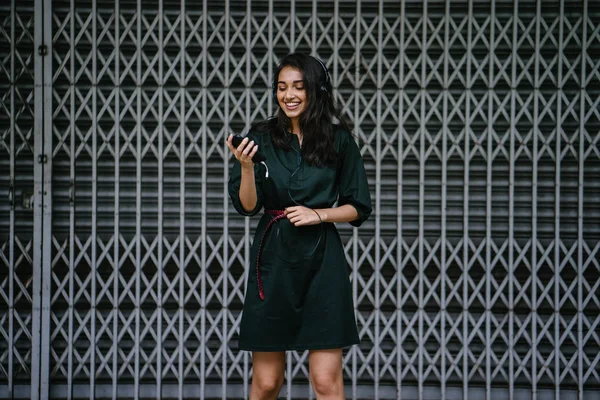 Retrato Una Joven Atractiva Hermosa Muchacha Milenaria India Asiática Bailando — Foto de Stock