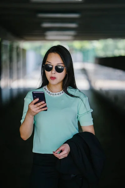 Retrato Una Joven Hermosa Mujer China Asiática Sosteniendo Teléfono Inteligente —  Fotos de Stock