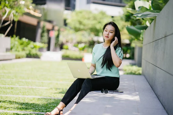 Una Joven Atractiva Estudiante Asiática Sienta Trabaja Computadora Portátil Campus — Foto de Stock