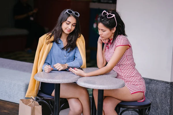 Dva Přátelé Dívka Sedí Jeden Vedle Druhého Sledovat Video Jednom — Stock fotografie