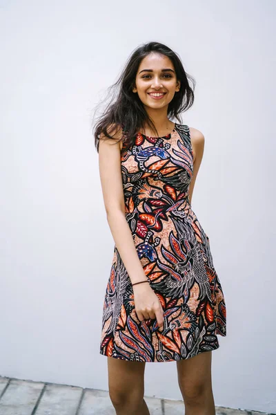 Portret Moda Piękny Młody Szczupły Indian Azjatyckie Dziewczyny Pozowanie Sukienka — Zdjęcie stockowe