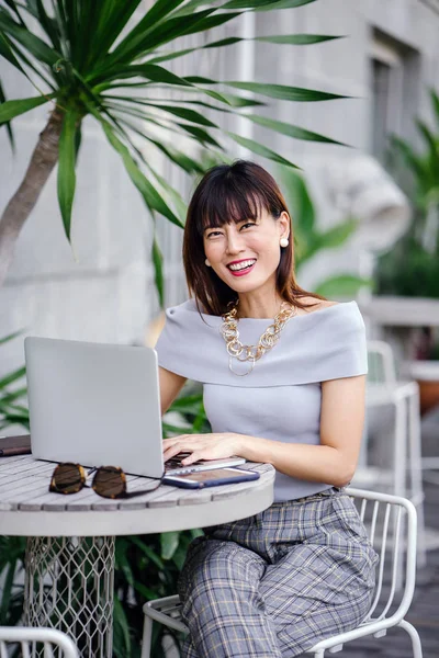 Retrato Una Atractiva Segura Exitosa Mujer Asiática China Usando Portátil — Foto de Stock