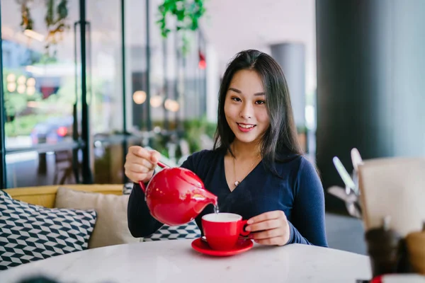 Porträt Einer Jungen Attraktiven Eleganten Und Schönen Asiatischen Frau Die — Stockfoto