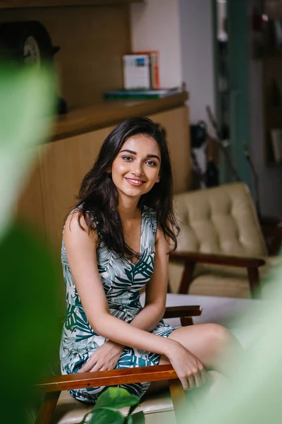 Retrato Una Joven Atractiva Confiada Mujer Asiática India Vestido — Foto de Stock