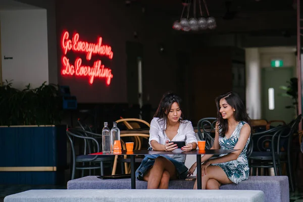 Dos Amigas Íntimas Mujeres Sientan Café Durante Día Ven Video — Foto de Stock