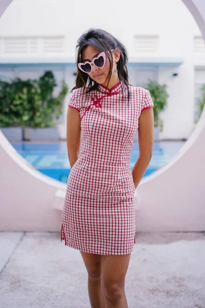 Joven Atractivo Chino Asiático Chica Tradicional Chino Cheongsam Vestido —  Fotos de Stock