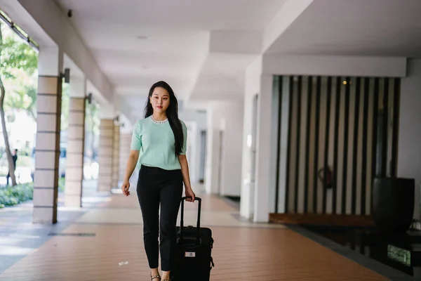 Una Joven Asiática Está Sacando Maleta Equipaje Ella Atractiva Elegante — Foto de Stock