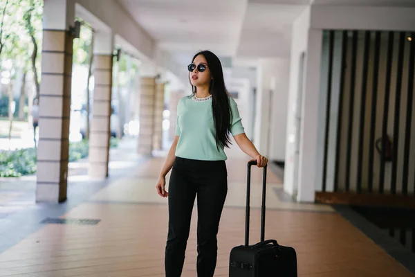 Young Asian Woman Pulling Her Suitcase Luggage She Attractive Elegant — Stock Photo, Image