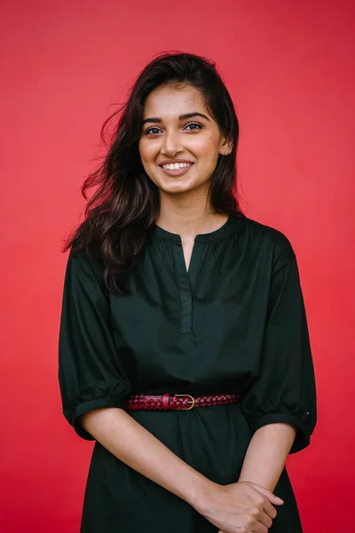 Retrato Estudio Una Hermosa Joven Atractiva Mujer India Asiática Sobre —  Fotos de Stock