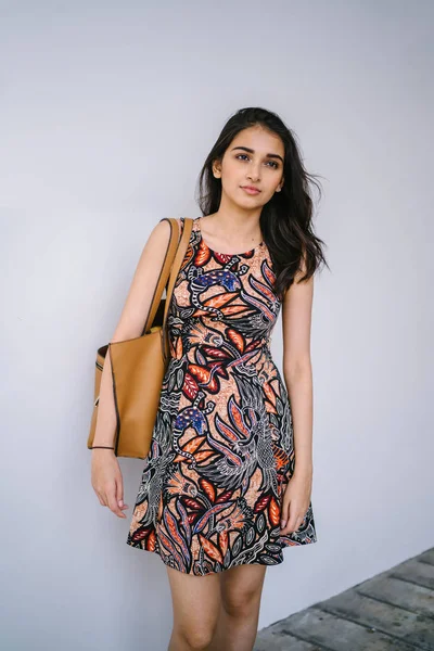 Modeporträt Einer Schönen Jungen Und Schlanken Indischen Asiatischen Mädchen Kleid — Stockfoto