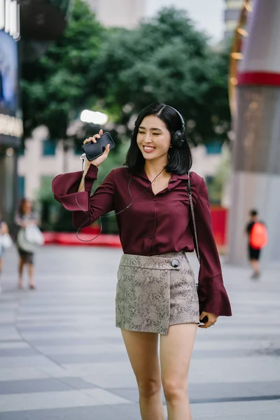 Hermosa Mujer Coreana Una Elegante Blusa Pantalones Cortos Bailando Mientras —  Fotos de Stock