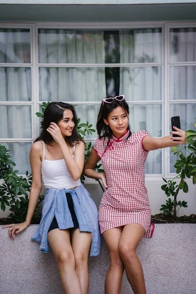 Dvojice Mladých Asijských Dívek Ulici Průběhu Dne Seberou Společnou Selskou — Stock fotografie