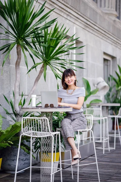 Retrato Una Atractiva Segura Exitosa Mujer Asiática China Usando Portátil — Foto de Stock