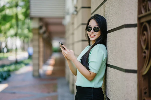 Retrato Una Joven Hermosa Mujer China Asiática Sosteniendo Teléfono Inteligente —  Fotos de Stock