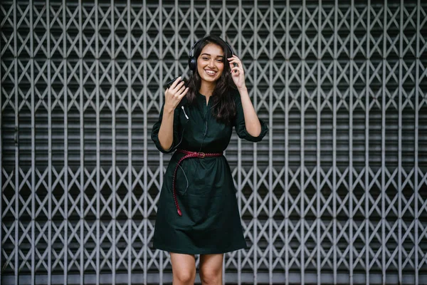 Retrato Uma Jovem Atraente Bonita Menina Milenar Indiana Asiática Dançando — Fotografia de Stock