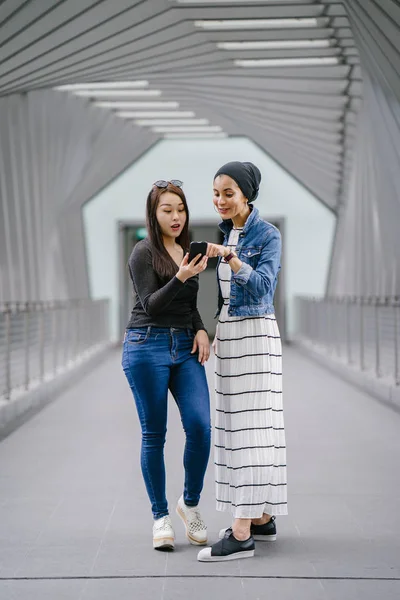 Dois Amigos Etnia Diferente Uma Ponte Durante Dia Deles Uma — Fotografia de Stock