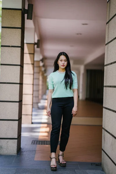 Retrato Uma Jovem Sexy Glamourosa Mulher Asiática Durante Dia Ela — Fotografia de Stock