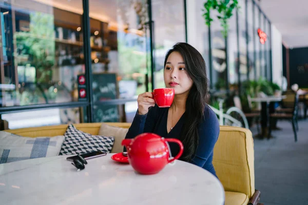 Портрет Молодой Привлекательной Элегантной Красивой Азиатки Сидящей Открытом Воздухе Кафе — стоковое фото