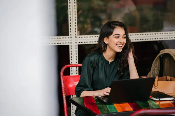 Giovane Studente Universitario Donna Asiatica Indiana Sta Studiando Lavorando Sul — Foto Stock