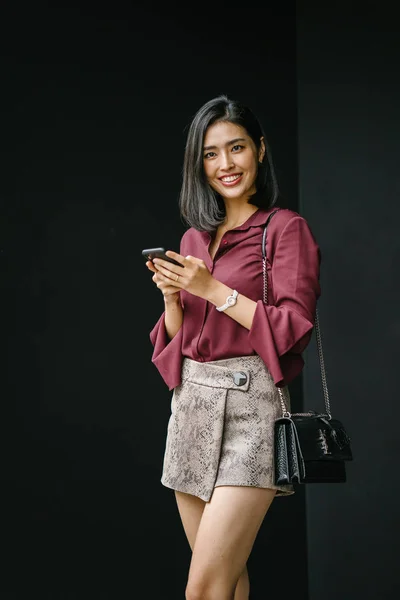 Joven Coreano Asiático Mujer Holding Smartphone —  Fotos de Stock