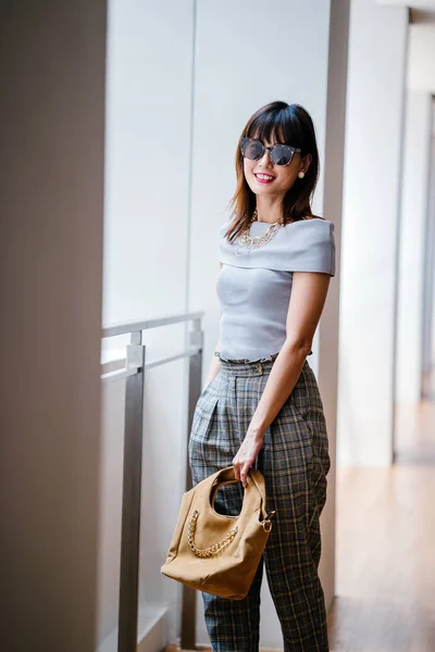 Retrato Una Mujer China Asiática Madura Mediana Edad Vestida Con — Foto de Stock