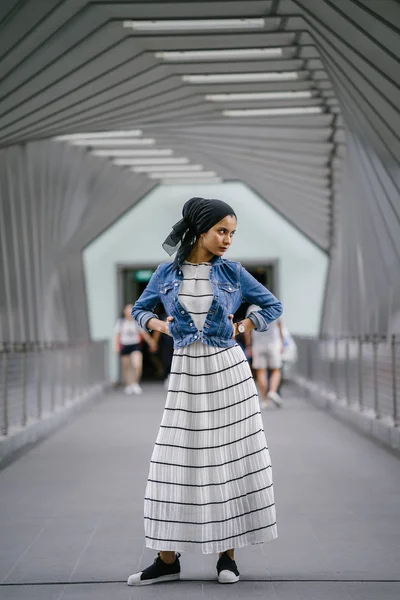 Junge Elegante Und Attraktive Malaiische Muslimin Die Tagsüber Kleid Und — Stockfoto