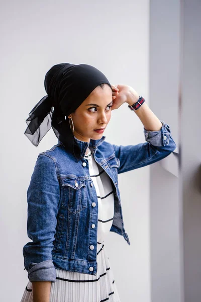 Jovem Elegante Atraente Mulher Muçulmana Malaia Durante Dia — Fotografia de Stock