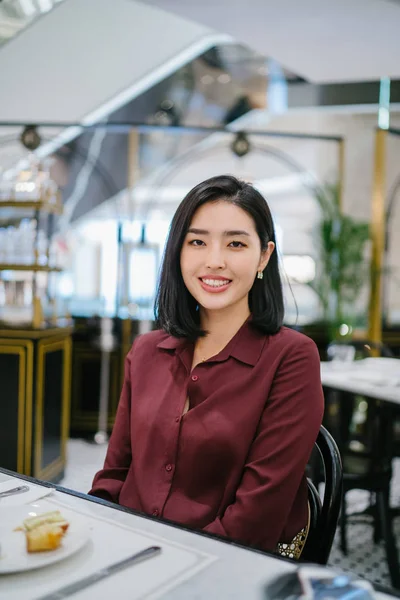 Retrato Una Hermosa Elegante Joven Coreana Asiática Sentada Elegante Café — Foto de Stock