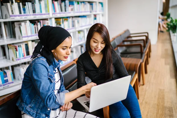 Müslüman bir Orta Doğulu kadın Çinli bir meslektaşıyla iş görüşmesi yapıyor..