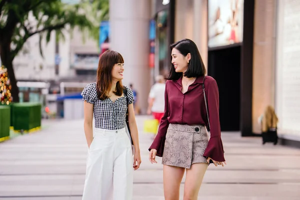 iki yakın arkadaş birlikte sokakta yürürken 