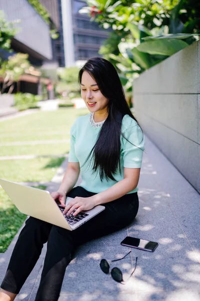 Una Joven Atractiva Estudiante Asiática Sienta Trabaja Computadora Portátil Campus — Foto de Stock