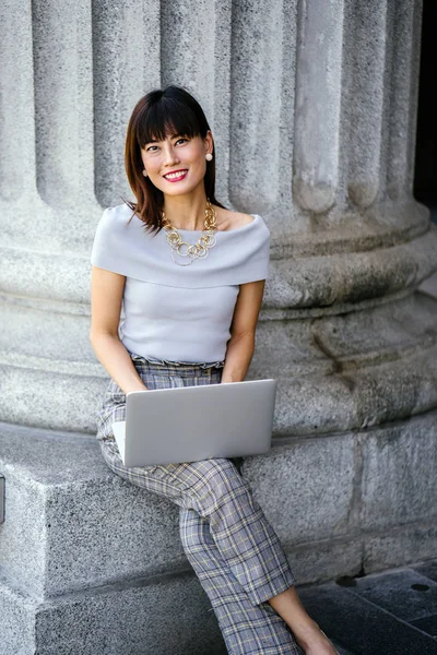 Retrato Una Atractiva Segura Exitosa Mujer Asiática China Usando Portátil — Foto de Stock