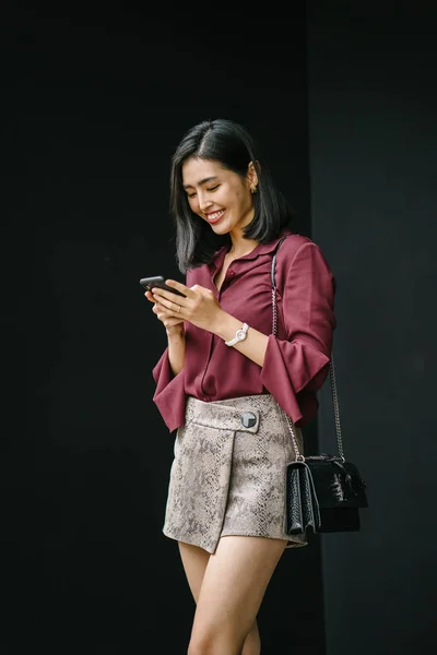 Joven Coreano Asiático Mujer Holding Smartphone —  Fotos de Stock