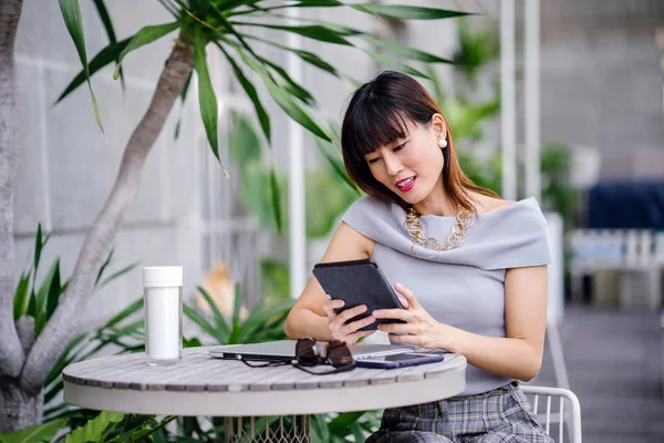 Retrato Una Atractiva Segura Exitosa Mujer Asiática China Ella Sostiene — Foto de Stock