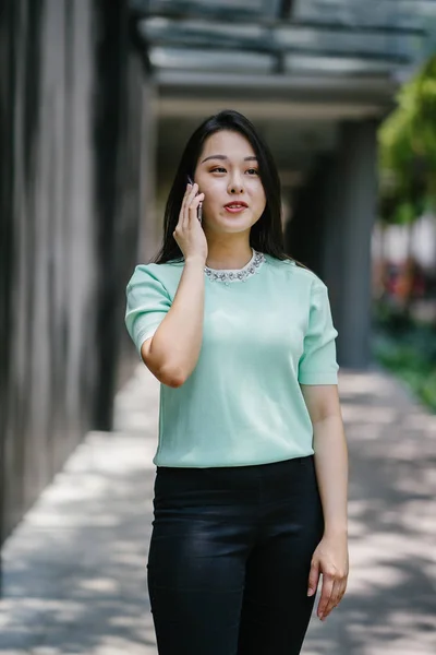 Retrato Una Joven Hermosa Mujer China Asiática Sosteniendo Teléfono Inteligente —  Fotos de Stock