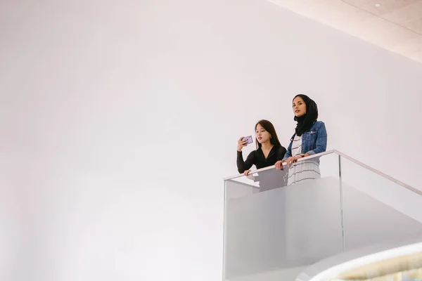 Jonge Vrouwen Het Balkon Een Chinezen Andere Moslims — Stockfoto