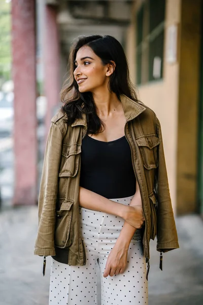 Retrato Una Mujer Asiática India Alta Hermosa Delgada Elegante Caminando — Foto de Stock