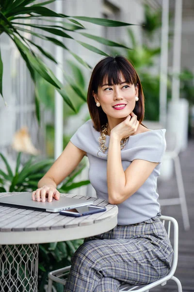 Retrato Una Mujer Asiática China Mediana Edad Segura Elegante Atractiva — Foto de Stock