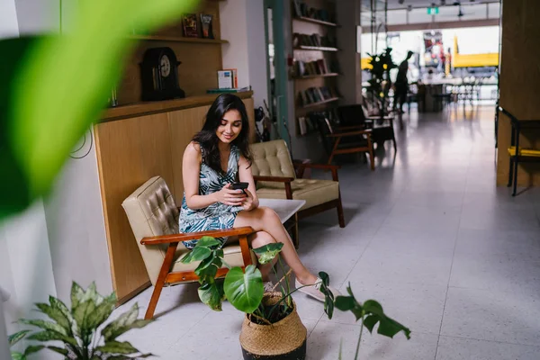 Young Beautiful Indian Asian Woman Sits Chair Well Appointed Interior — Stock Photo, Image