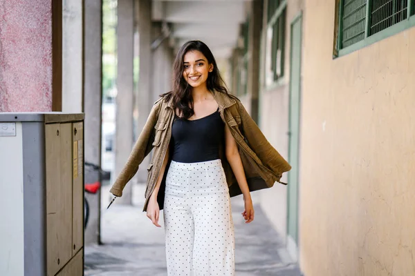 Retrato Uma Mulher Asiática Indiana Alta Bonita Magra Elegante Andando — Fotografia de Stock