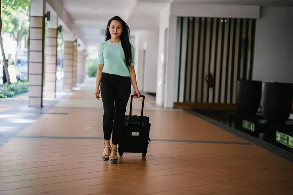 Een Jonge Aziatische Vrouw Trekt Haar Koffer Bagage Aantrekkelijk Elegant — Stockfoto