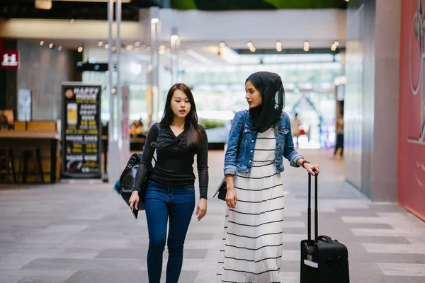 Twee Vrienden Lopen Praten Gelukkig Een Heldere Zomerdag Orchard Road — Stockfoto